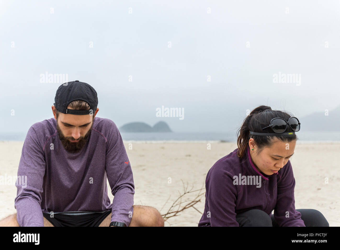 I giovani adulti per escursioni e campeggio in Tai Wan lungo, accanto al prosciutto Tim Beach in Nuovi Territori di Hong Kong Foto Stock