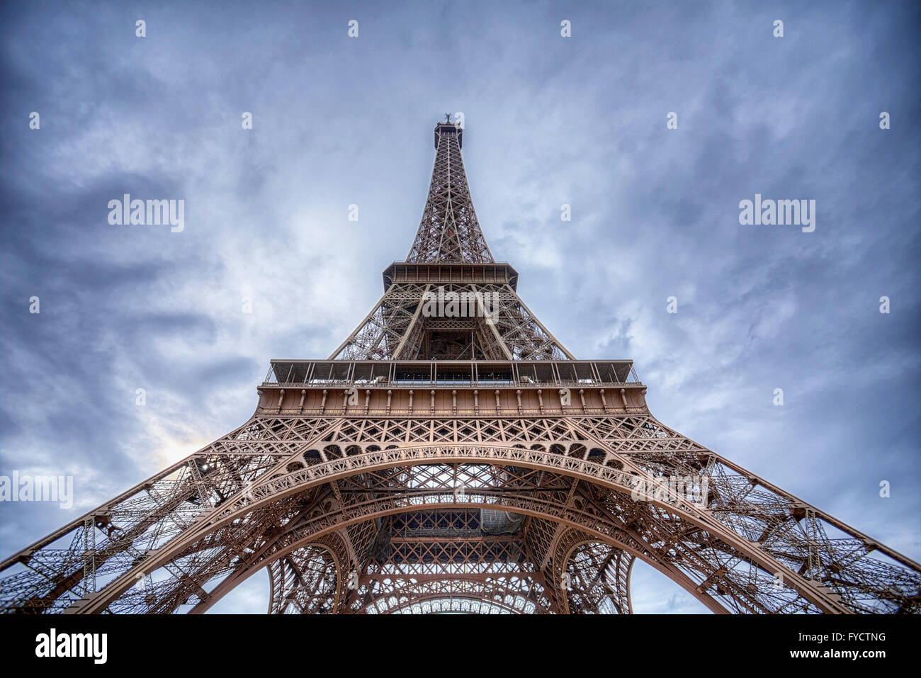 Guardando verso l'alto la Torre Eiffel contro wispy nubi in un cielo blu. Foto Stock