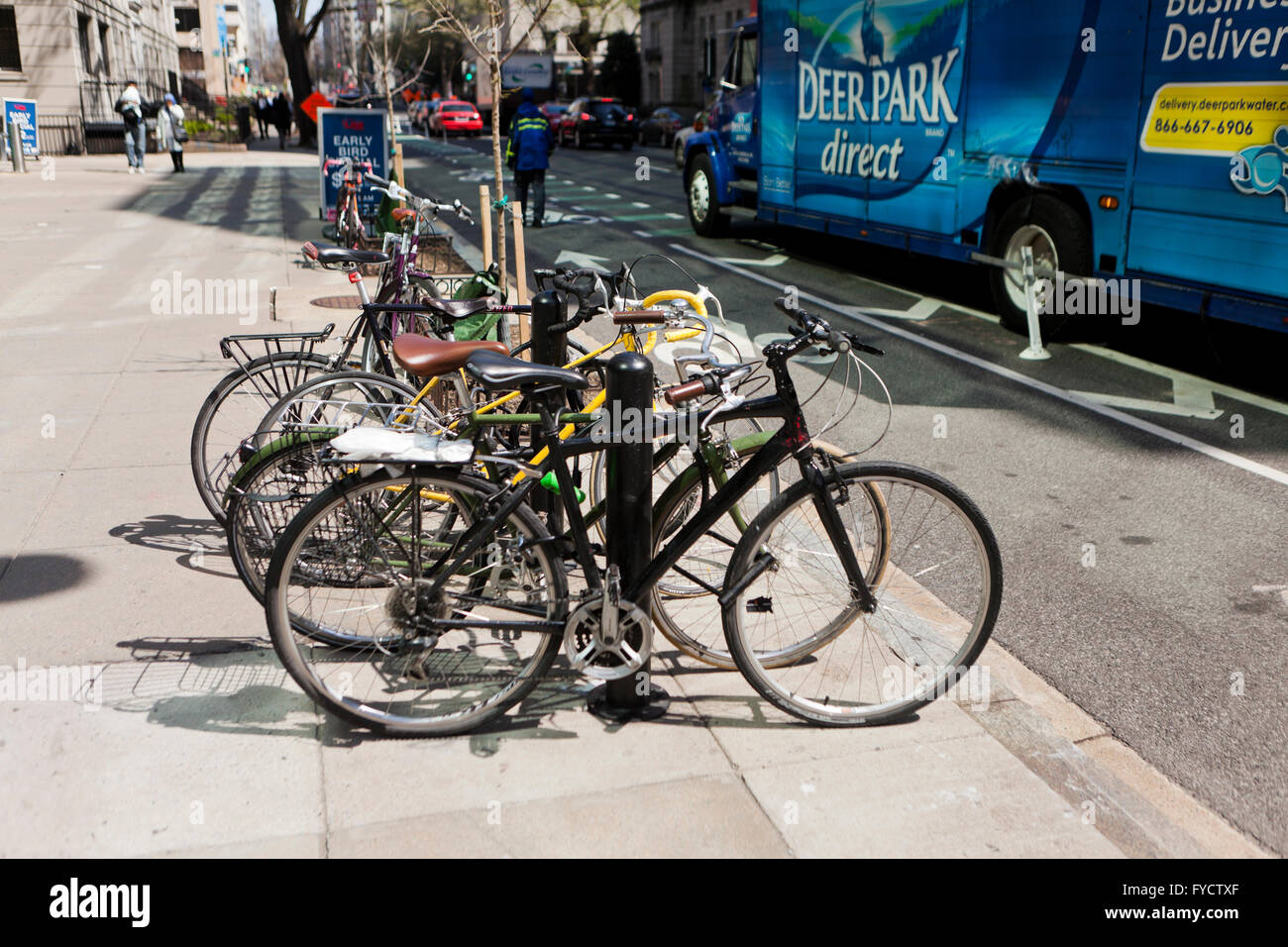 Le biciclette parcheggiate sul marciapiede urbano - Washington DC, Stati Uniti d'America Foto Stock