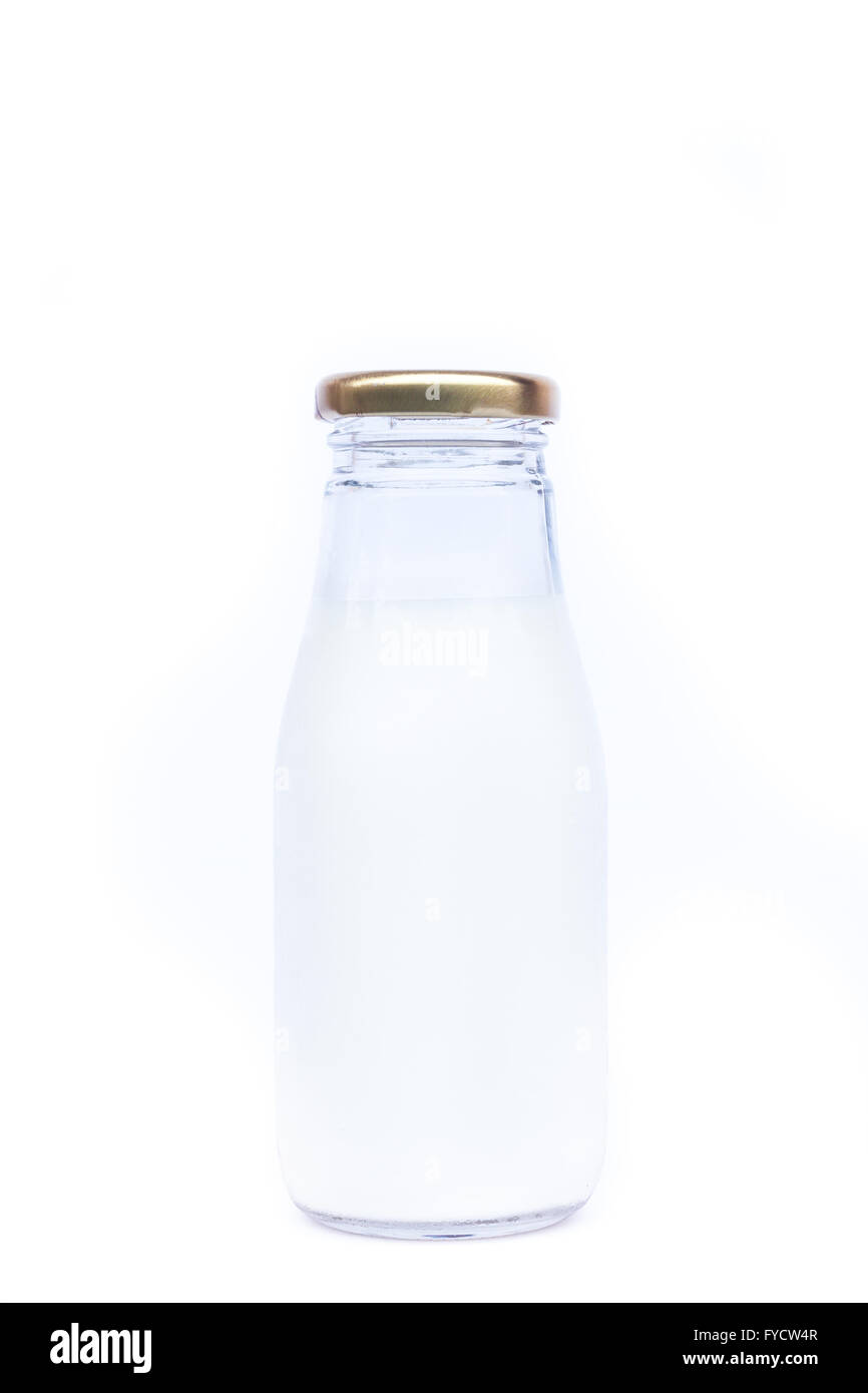 Vetro tradizionale bottiglia di latte su sfondo bianco, stock photo Foto Stock