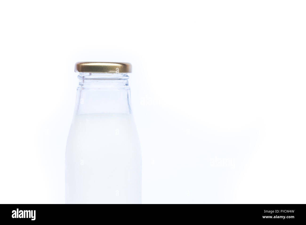 Vetro tradizionale bottiglia di latte su sfondo bianco, stock photo Foto Stock