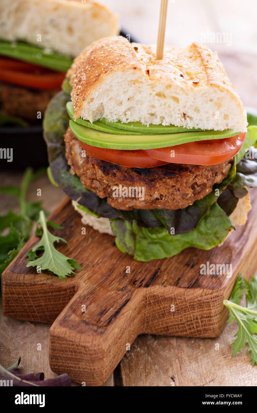 Hamburger vegano con fagioli e riso Foto Stock