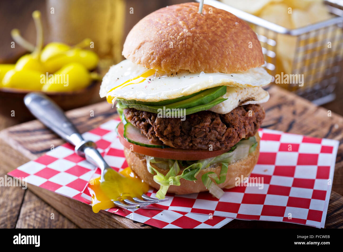 Hamburger Vegetariano con uovo e avocado Foto Stock