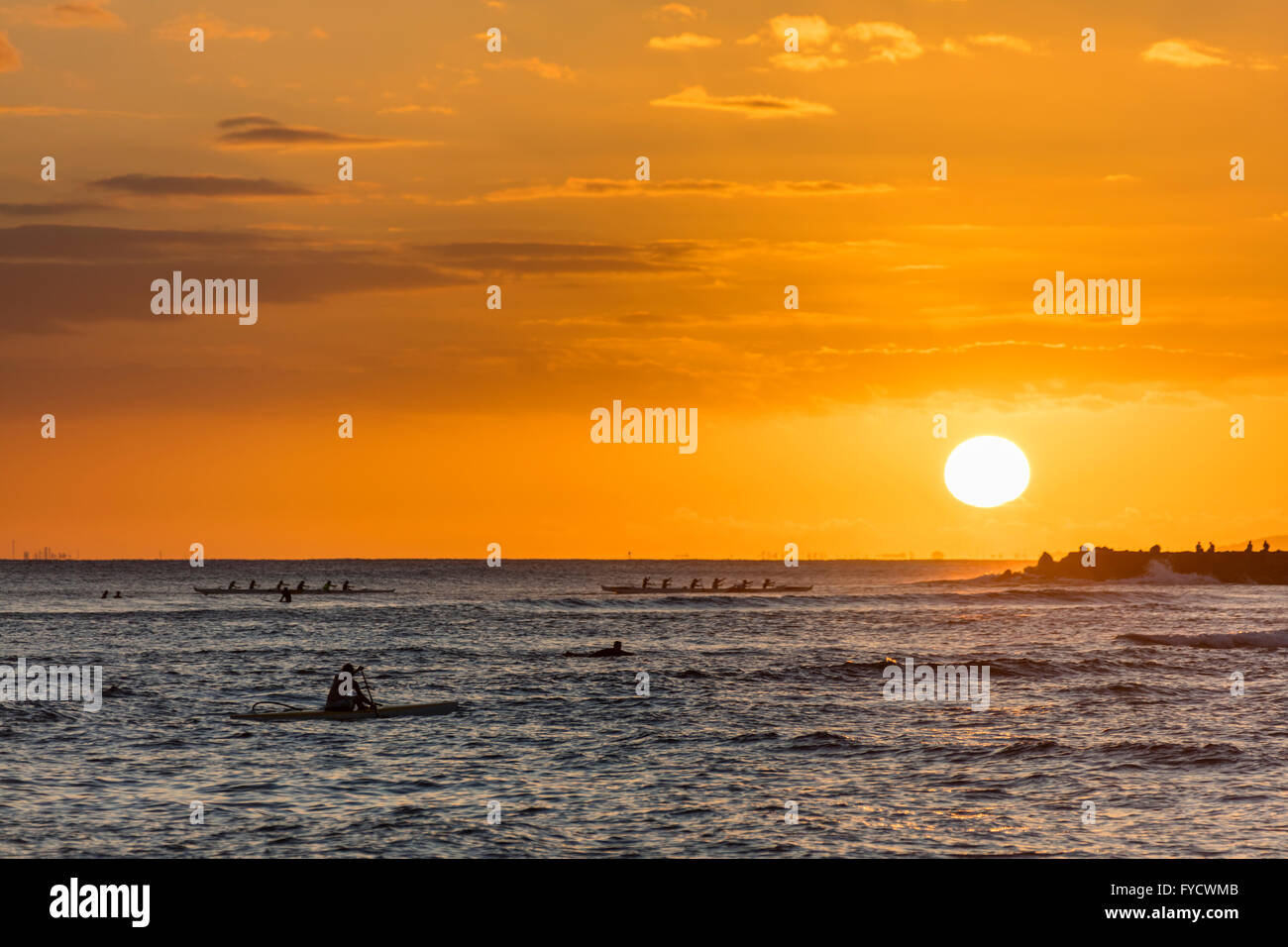 Ocean canoe tornando al tramonto al porto. Foto Stock