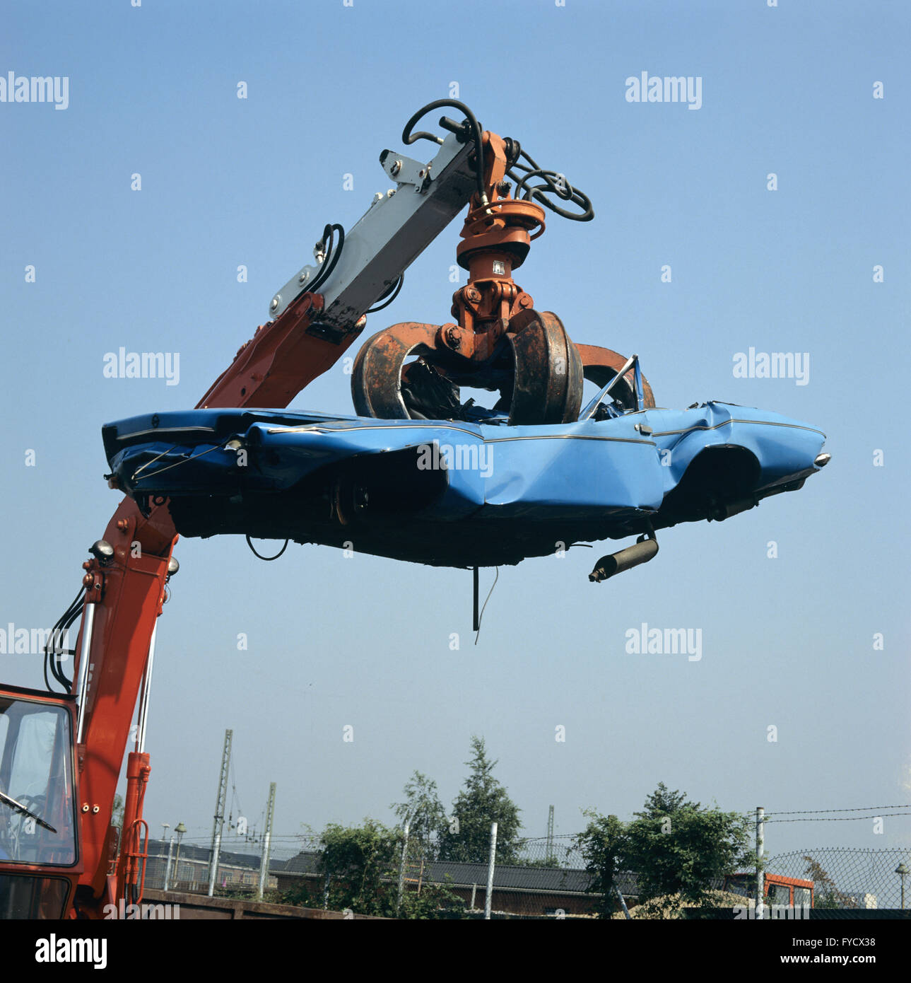 I rottami auto sull'escavatore grab Foto Stock