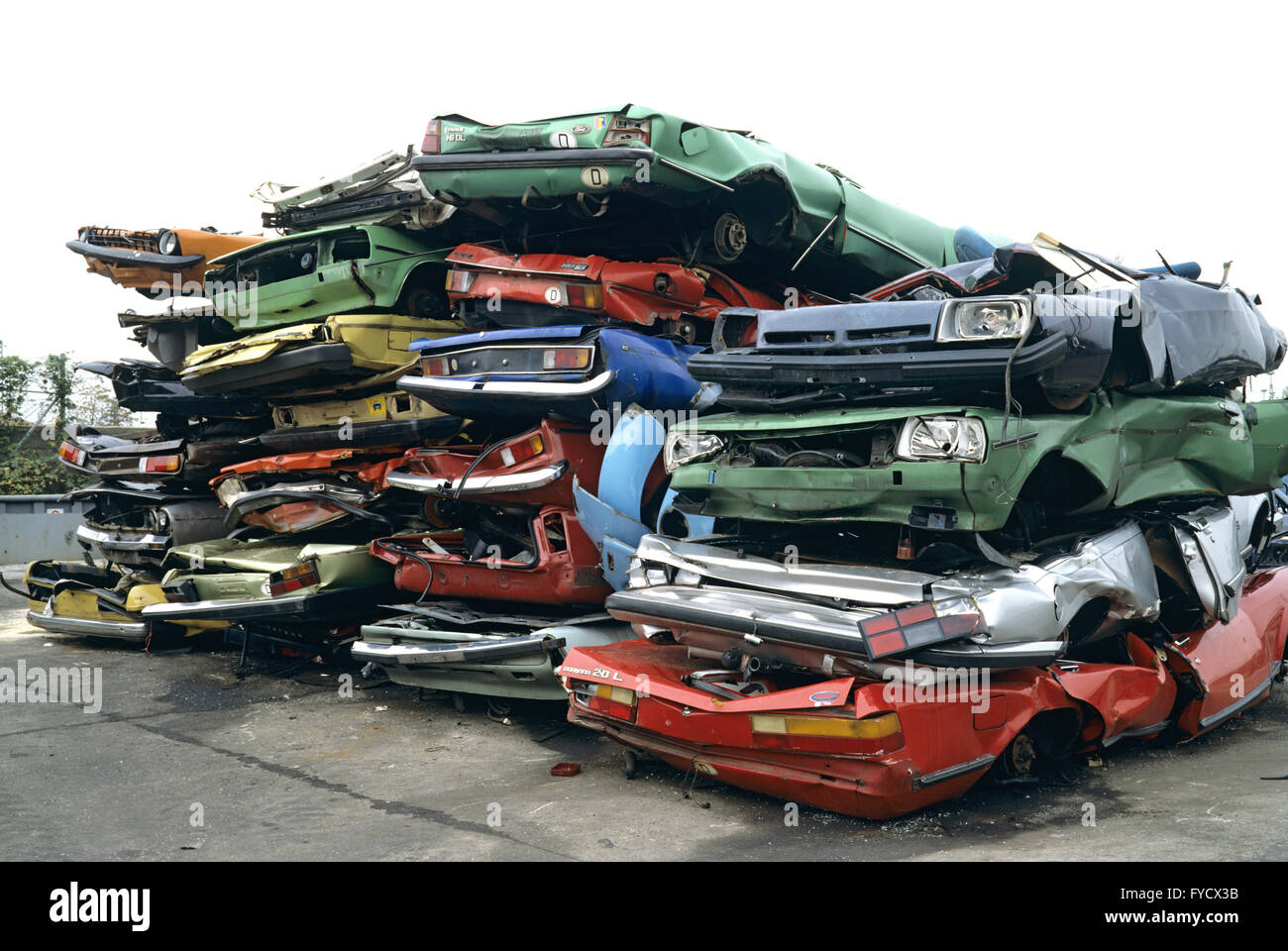 Impilate i rottami di automobili Foto Stock