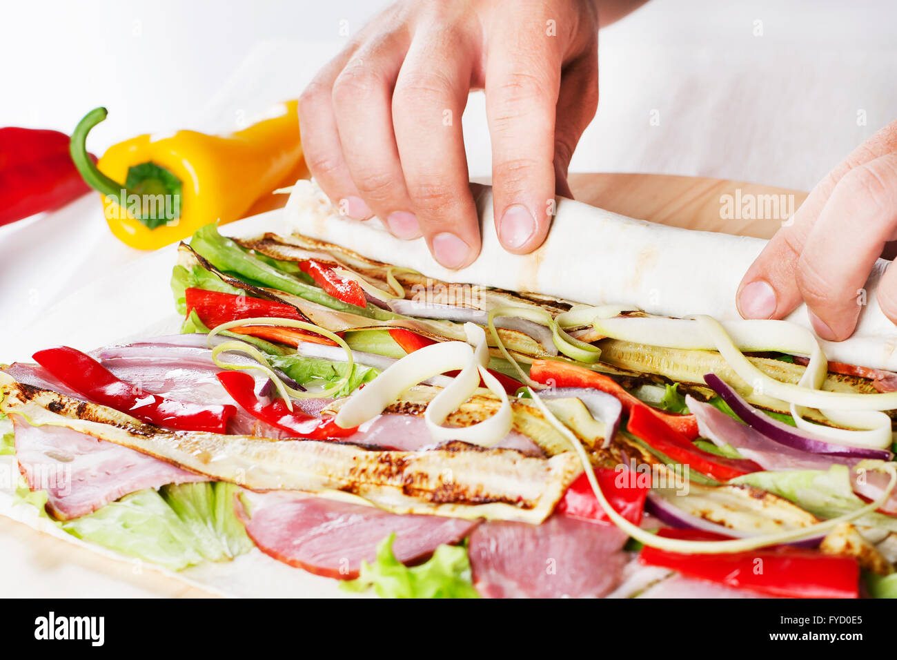 Sana insalata di verdure tortilla avvolge con pancetta Foto Stock