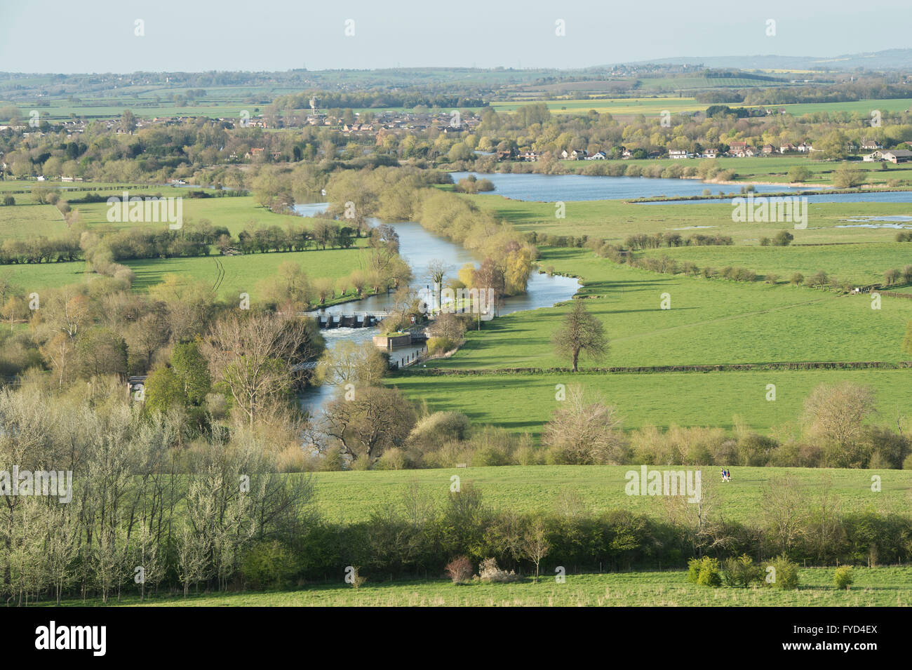 Guardando oltre il giorno di blocco sul Fiume Tamigi da Round Hill, Wittenham Clumps, vicino a Dorchester on Thames, Oxfordshire, Regno Unito Foto Stock