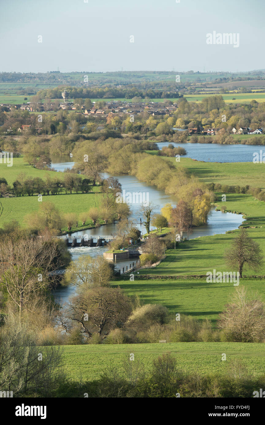 Guardando oltre il giorno di blocco sul Fiume Tamigi da Round Hill, Wittenham Clumps, vicino a Dorchester on Thames, Oxfordshire, Regno Unito Foto Stock