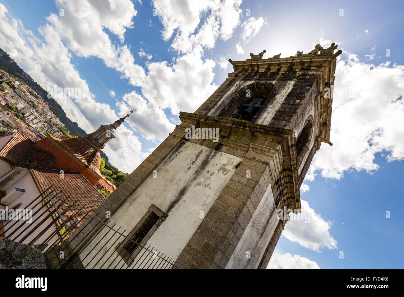 Vista posteriore della torre della chiesa Igreja de São Gonçalo', Amarante, Portogallo. Foto Stock