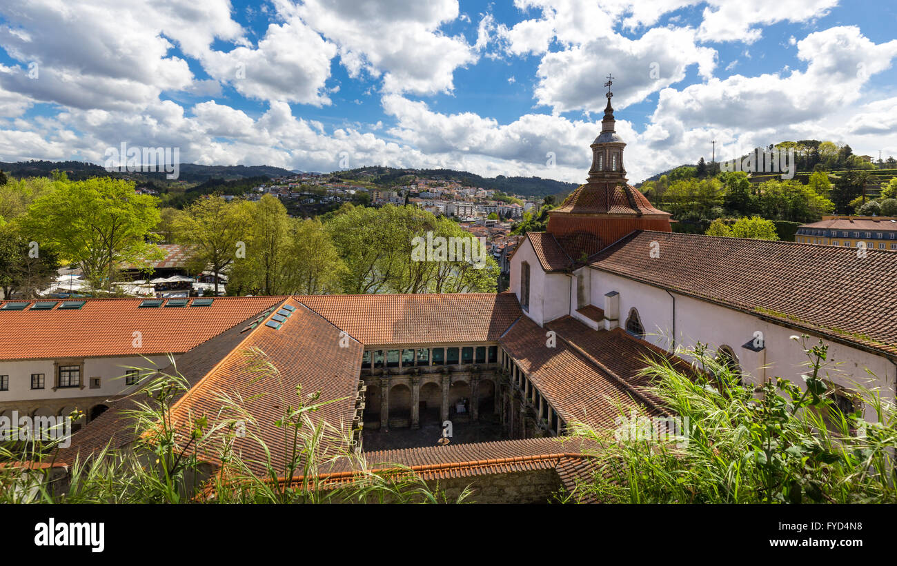 Il chiostro e il retro della chiesa Igreja de São Gonçalo' in Amarante, Portogallo Foto Stock