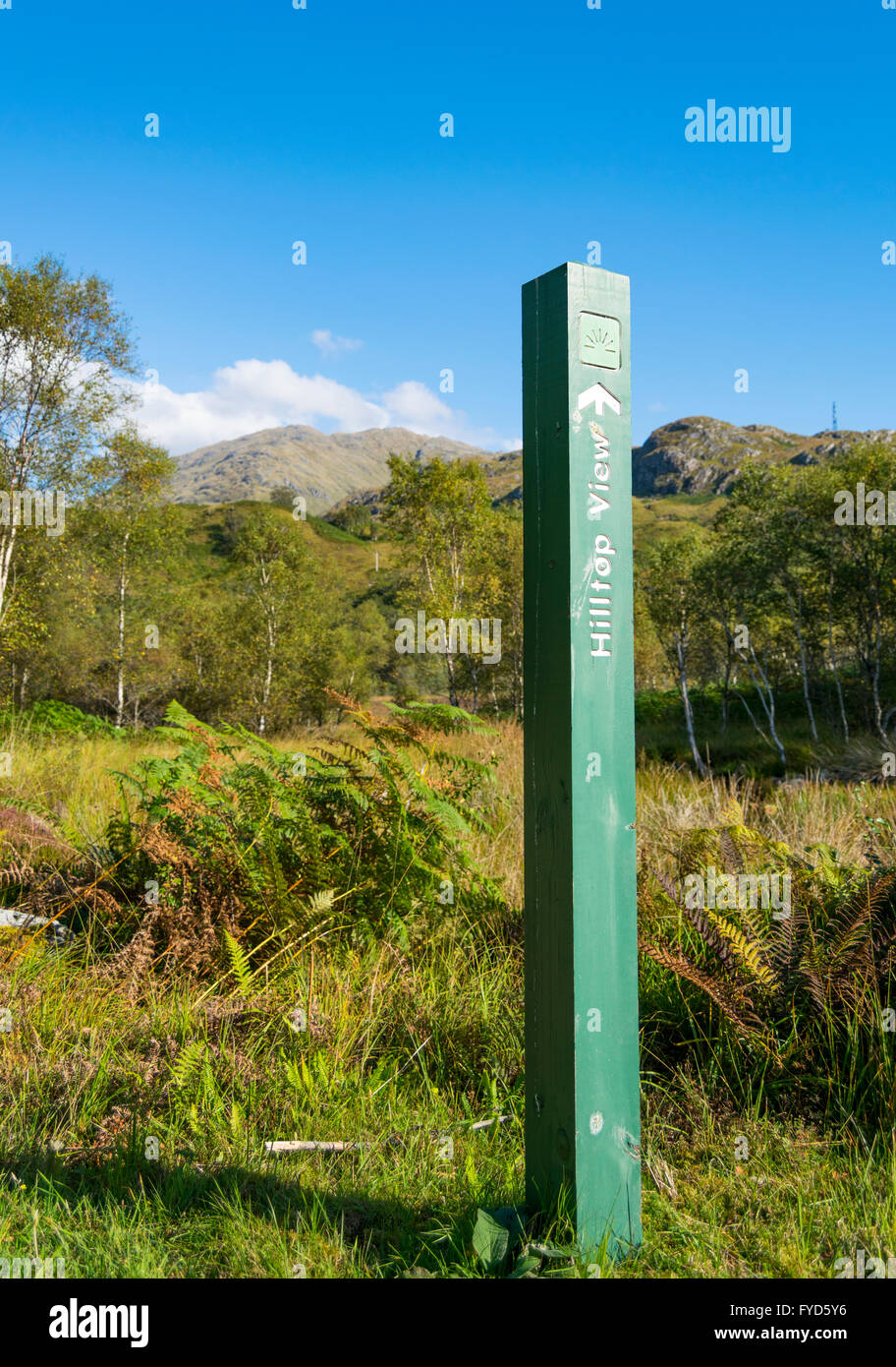 Una collina vista segno di direzione post con picco di montagna in background in Glenfinnan, Scotland, Regno Unito. Foto Stock