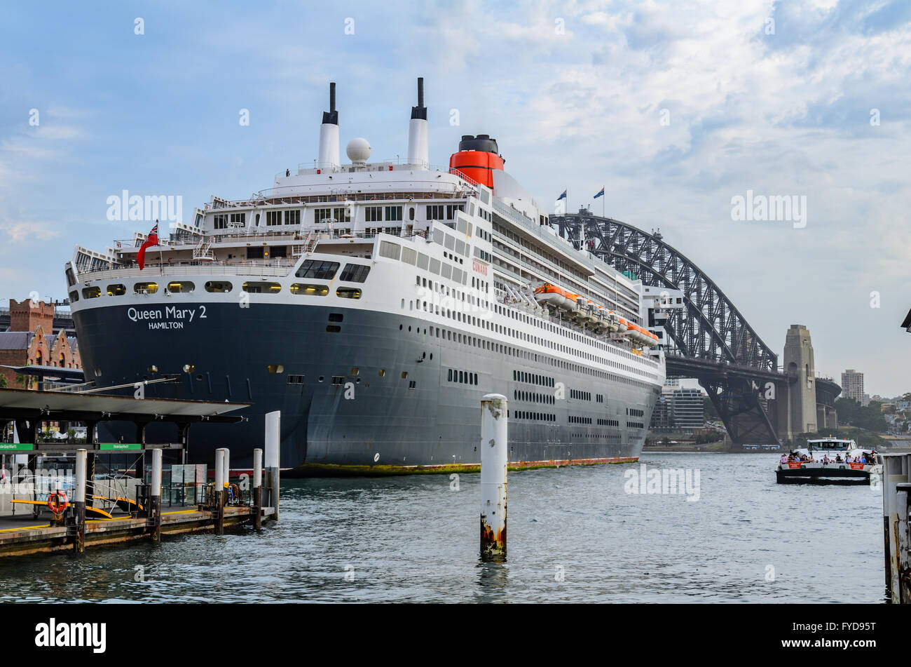 La Queen Mary 2 ancorato nel porto di Sydney Foto Stock