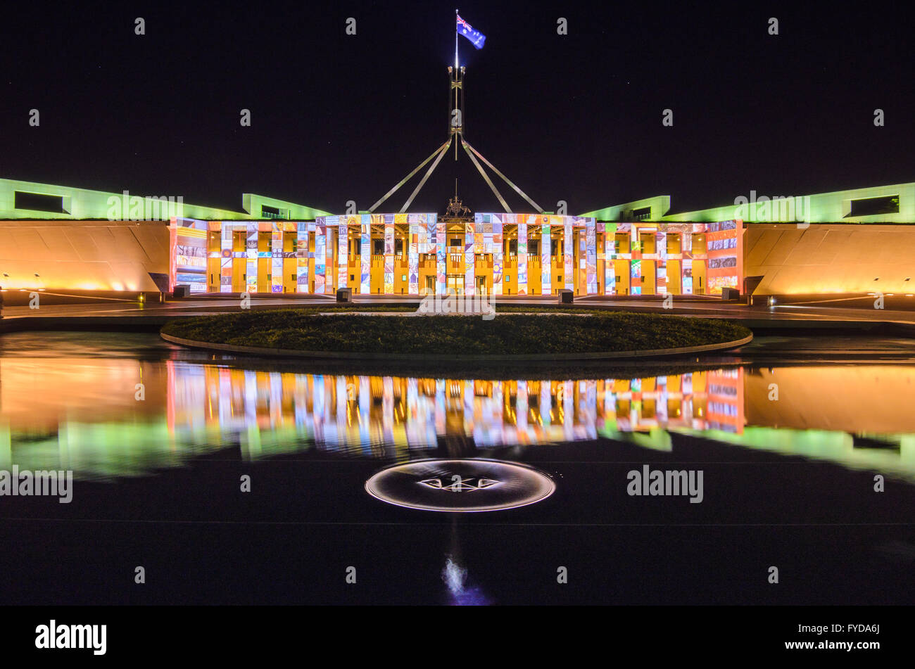 Il Palazzo del Parlamento a Canberra illuminata durante il Festival illumini Foto Stock