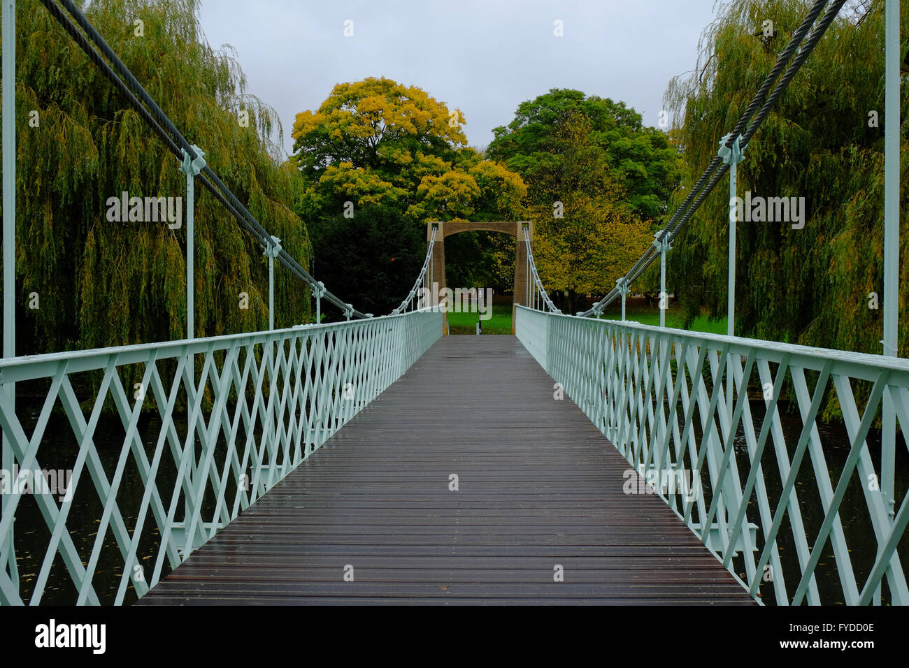 Ferro ponte di sospensione a Wardown Park, Luton, Bedfordshire, Regno Unito Foto Stock