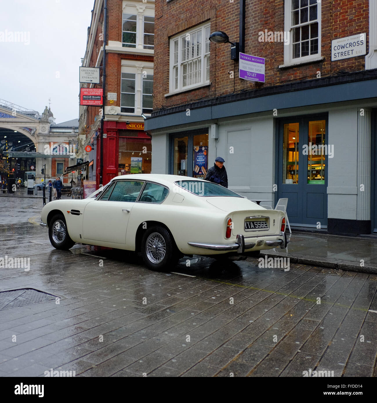 White Aston Martin DB5 classic auto sportiva decorate con nastri di nozze parcheggiato a Londra Foto Stock
