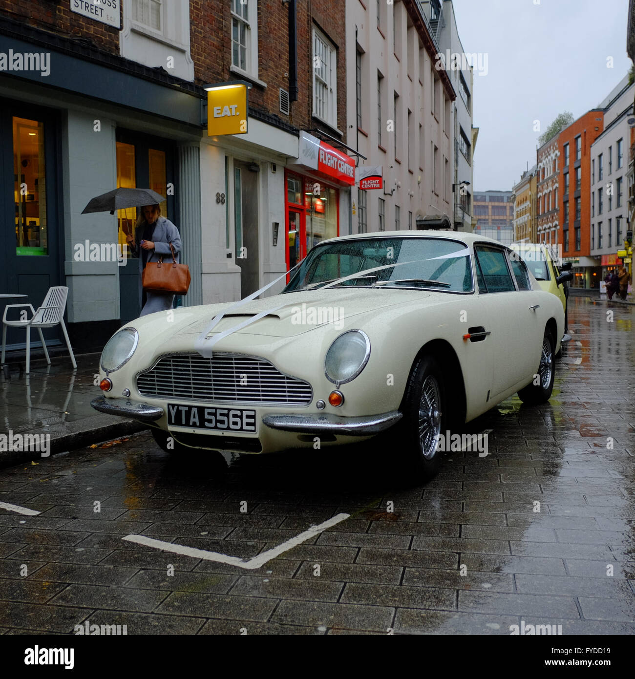 White Aston Martin DB5 classic auto sportiva decorate con nastri di nozze parcheggiato a Londra Foto Stock