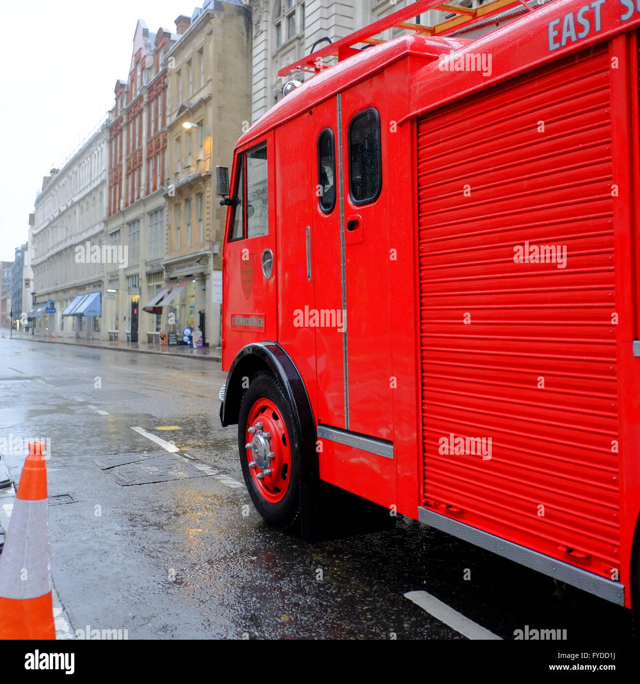 Vintage motore Fire Rescue carrello azionata attraverso Londra sotto la pioggia Foto Stock