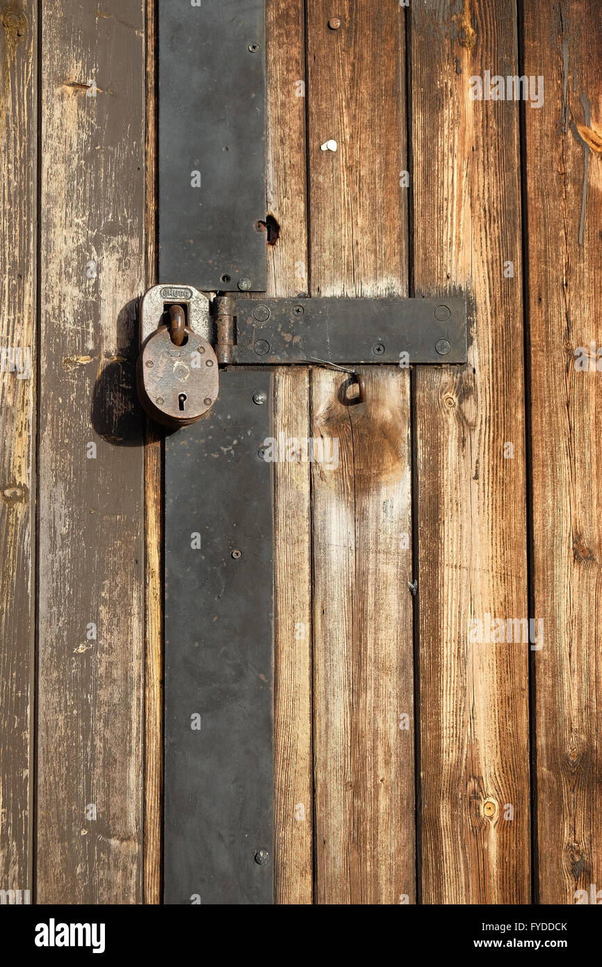 Lucchetto su un vecchio capannone in legno porta Foto Stock