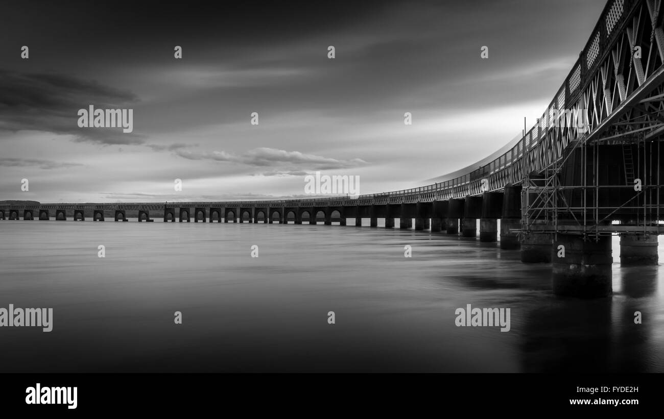 Una lunga esposizione di un treno che attraversa il Tay rail Bridge Foto Stock