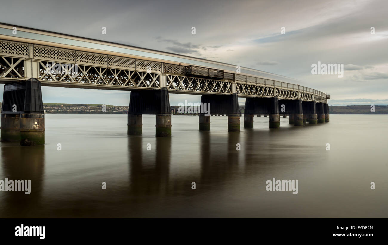 Una lunga esposizione di un treno che attraversa il Tay rail Bridge Foto Stock