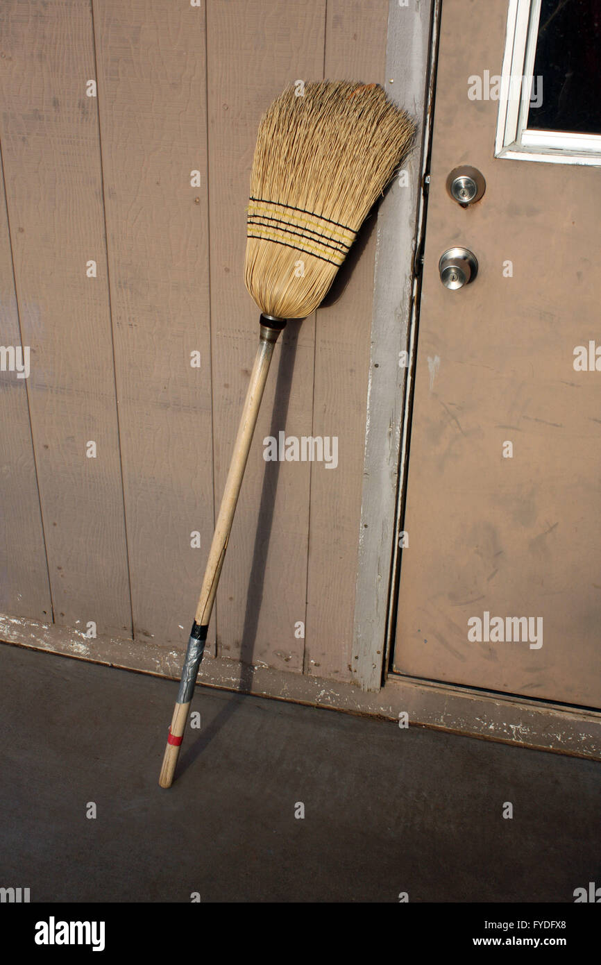 Il vecchio manico attende pazientemente a la porta sul retro per frullare la padrona di casa al Piggly Wiggly. Foto Stock