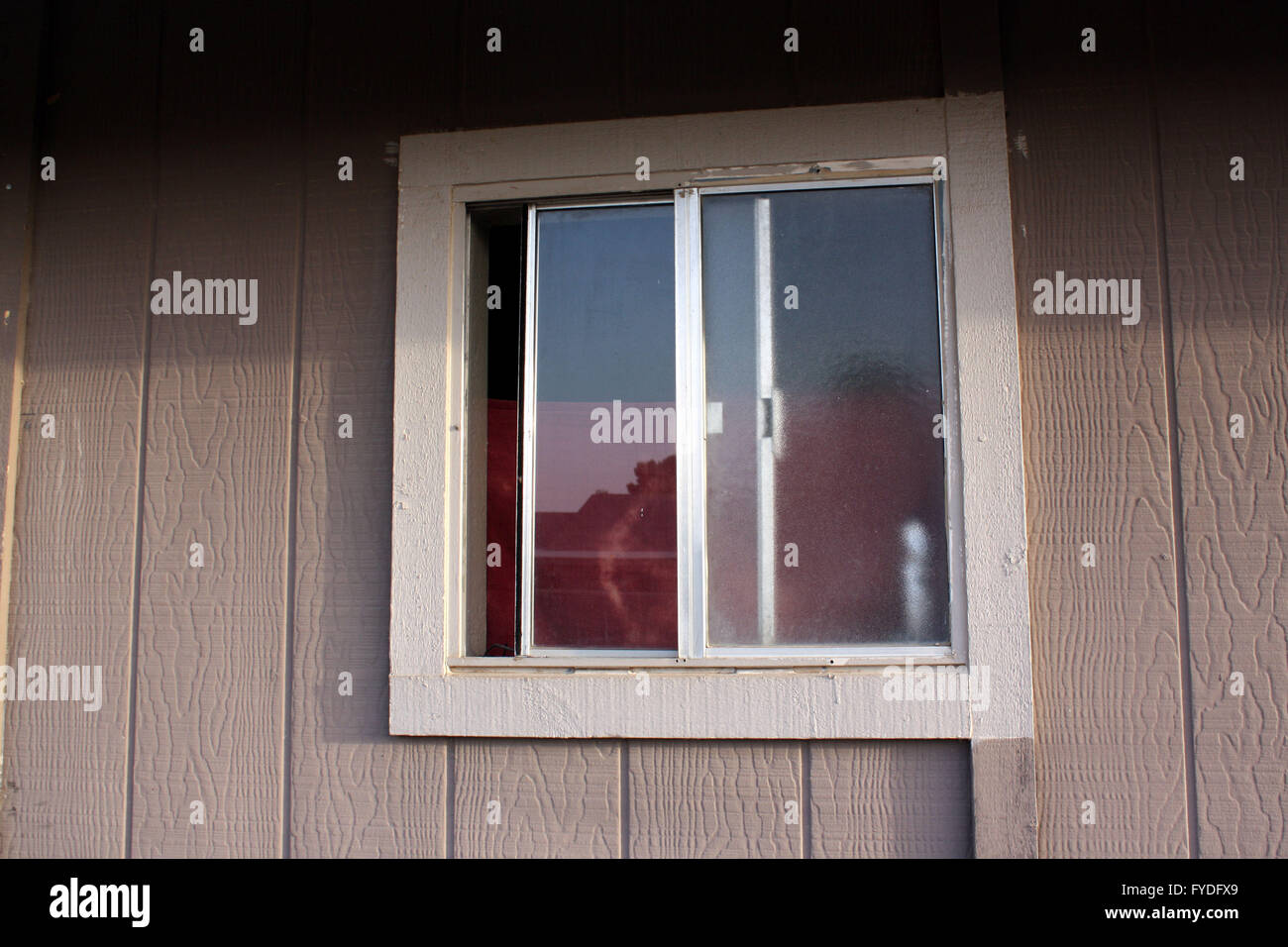 22' square la finestra del bagno con un legno grigio set surround in marrone/grigio parteggiare. Foto Stock