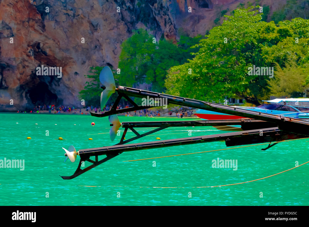 Elica per imbarcazioni con chiare acque del mare e le barche sono parcheggiate lungo la spiaggia di Ao Nang,provincia di Krabi,THAILANDIA Foto Stock