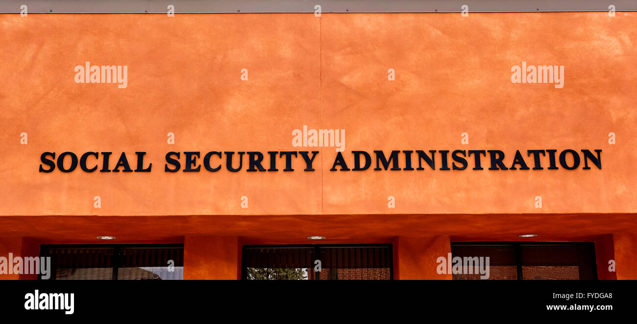 Segno sulla parte anteriore del palazzo del governo la lettura Social Security Administration Foto Stock