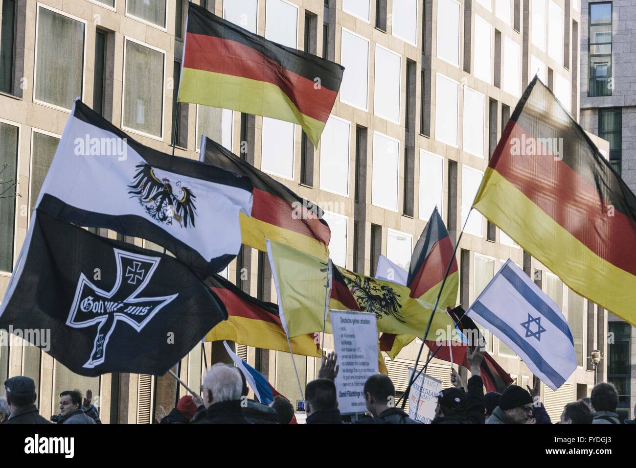 Berlin, Berlin, Germania. Xxv Aprile, 2016. I dimostranti durante la destra Baergida Rally di fronte Berlino Stazione Centrale. Baergida, un Anti-Islamic, anti-immigrazione, estrema destra movimento riunisce per la 69a volta fin dal loro primo rally nel gennaio 2015. © Jan Scheunert/ZUMA filo/Alamy Live News Foto Stock