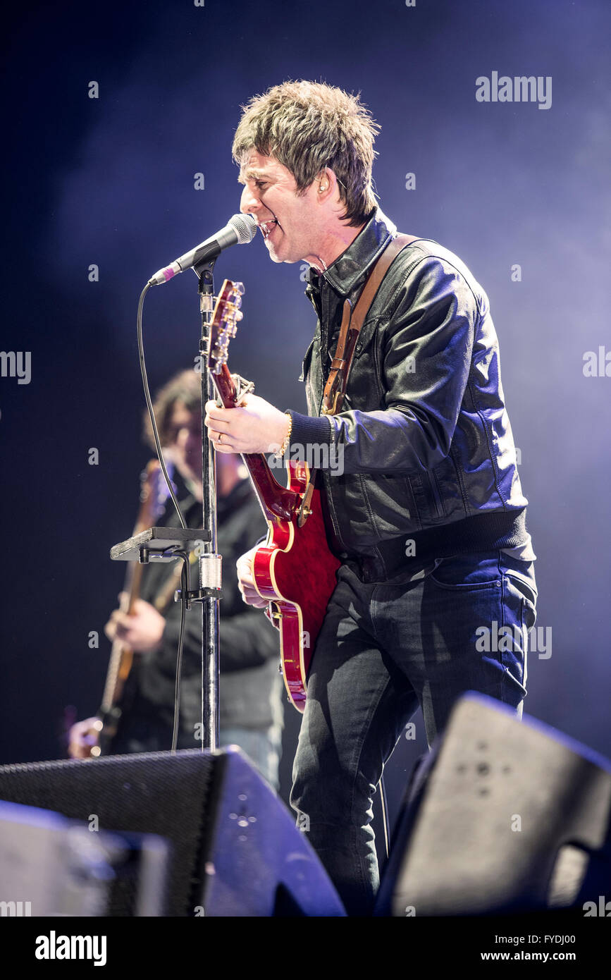 Noel Gallagher High flying Birds eseguire presso il Liverpool Echo Arena, Liverpool 25/04/2016 sulla loro tour del Regno Unito Foto Stock
