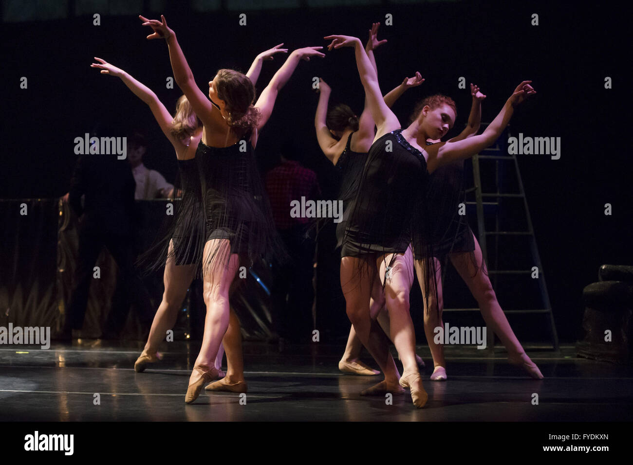 Kansas City, Missouri, Stati Uniti d'America. Mar 5, 2016. ''La miracolosa Uomo" è coreografato da DeeAnna Hiett e Ronald Tice e eseguite dall'UMKC (University of Missouri-Kansas City) Divisione Danza. La musica è ''Un CsodÃ¡latos Mandarin'' da Béla BartÃ³k. © Serena S.Y.Hsu/ZUMA filo/Alamy Live News Foto Stock