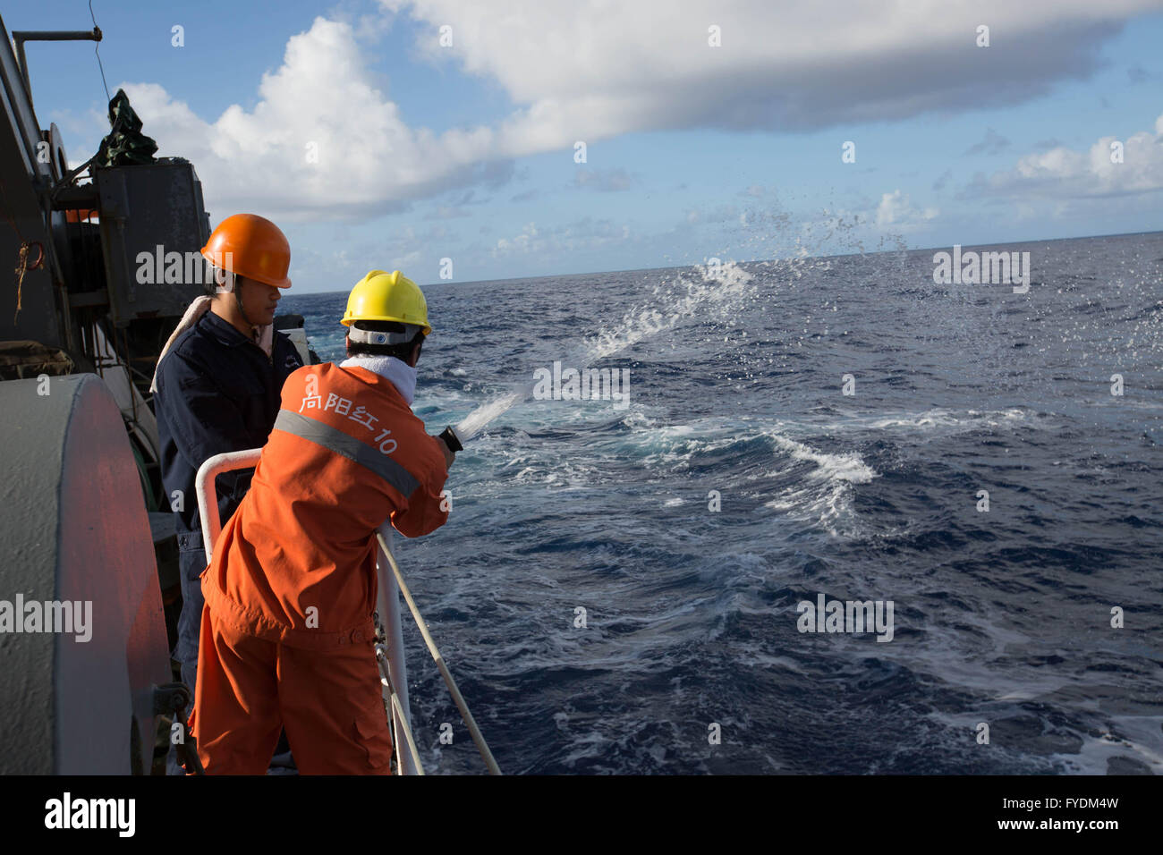 (160426) -- A BORDO XIANGYANGHONG 10, 26 aprile 2016 (Xinhua) -- i membri dell'equipaggio e dei ricercatori scientifici prendere parte in un drill incendio sul bordo della scienza nave Xiangyanghong 10, 25 aprile 2016. Della Cina di deep-mare nave di ricerca Xiangyanghong 10 è su una spedizione per esplorare solfuro polimetallici nel sud-ovest dell'Oceano Indiano e fare un sondaggio su marine baseline ambientale e la biodiversità. (Xinhua/Jin Liwang) (lfj) Foto Stock