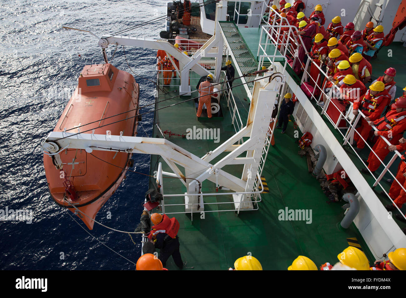 (160426) -- A BORDO XIANGYANGHONG 10, 26 aprile 2016 (Xinhua) -- i membri dell'equipaggio e dei ricercatori scientifici prendere parte in una vita di risparmio di praticare sul bordo della scienza nave Xiangyanghong 10, 25 aprile 2016. Della Cina di deep-mare nave di ricerca Xiangyanghong 10 è su una spedizione per esplorare solfuro polimetallici nel sud-ovest dell'Oceano Indiano e fare un sondaggio su marine baseline ambientale e la biodiversità. (Xinhua/Jin Liwang) (lfj) Foto Stock