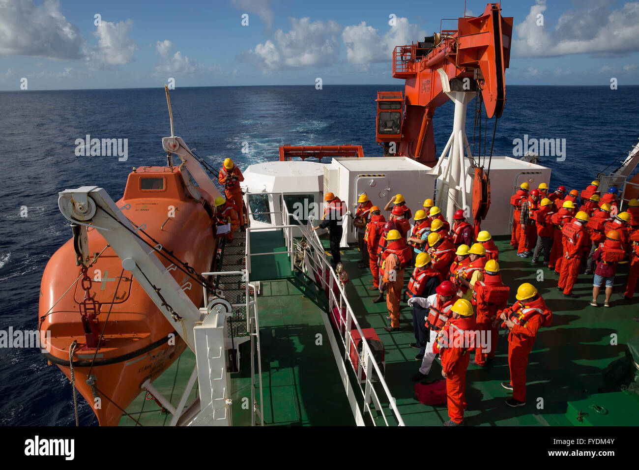 (160426) -- A BORDO XIANGYANGHONG 10, 26 aprile 2016 (Xinhua) -- i membri dell'equipaggio e dei ricercatori scientifici prendere parte in una vita di risparmio di praticare sul bordo della scienza nave Xiangyanghong 10, 25 aprile 2016. Della Cina di deep-mare nave di ricerca Xiangyanghong 10 è su una spedizione per esplorare solfuro polimetallici nel sud-ovest dell'Oceano Indiano e fare un sondaggio su marine baseline ambientale e la biodiversità. (Xinhua/Jin Liwang) (lfj) Foto Stock
