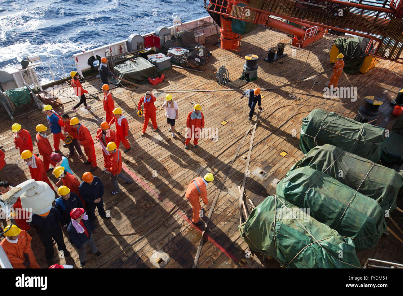 (160426) -- A BORDO XIANGYANGHONG 10, 26 aprile 2016 (Xinhua) -- i membri dell'equipaggio e dei ricercatori scientifici prendere parte in un drill incendio sul bordo della scienza nave Xiangyanghong 10, 25 aprile 2016. Della Cina di deep-mare nave di ricerca Xiangyanghong 10 è su una spedizione per esplorare solfuro polimetallici nel sud-ovest dell'Oceano Indiano e fare un sondaggio su marine baseline ambientale e la biodiversità. (Xinhua/Jin Liwang) (lfj) Foto Stock