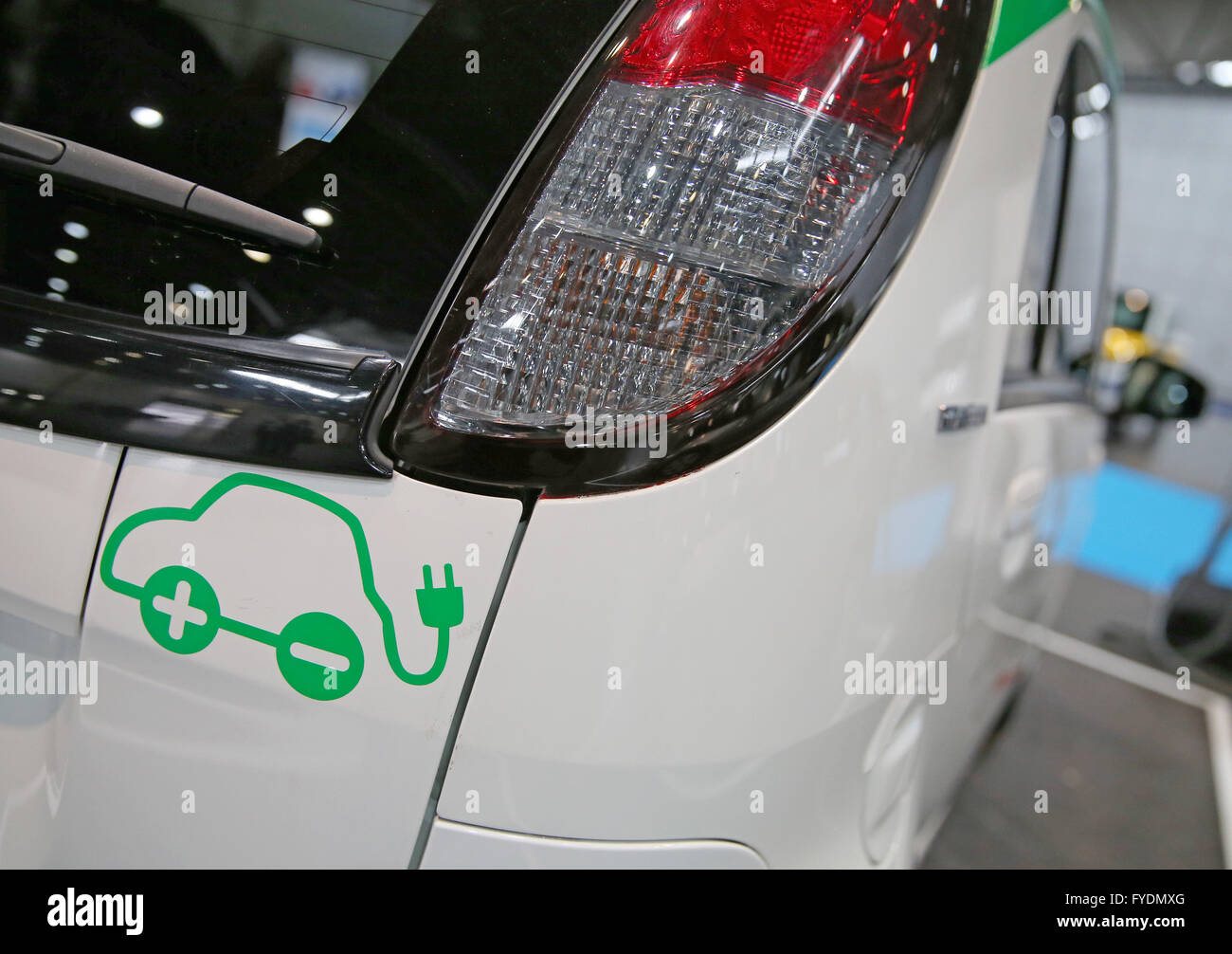 Una Peugeot iOn è caricato in una sala per esposizioni durante una conferenza per electromobility a Lipsia (Sassonia), Germania, 14 aprile 2016. Il veicolo di serie è alimentato da un motore elettrico con 49 hp e si suppone che alla guida di 150 chilometri con il caricamento della batteria. Foto: Jan Woitas/dpa Foto Stock