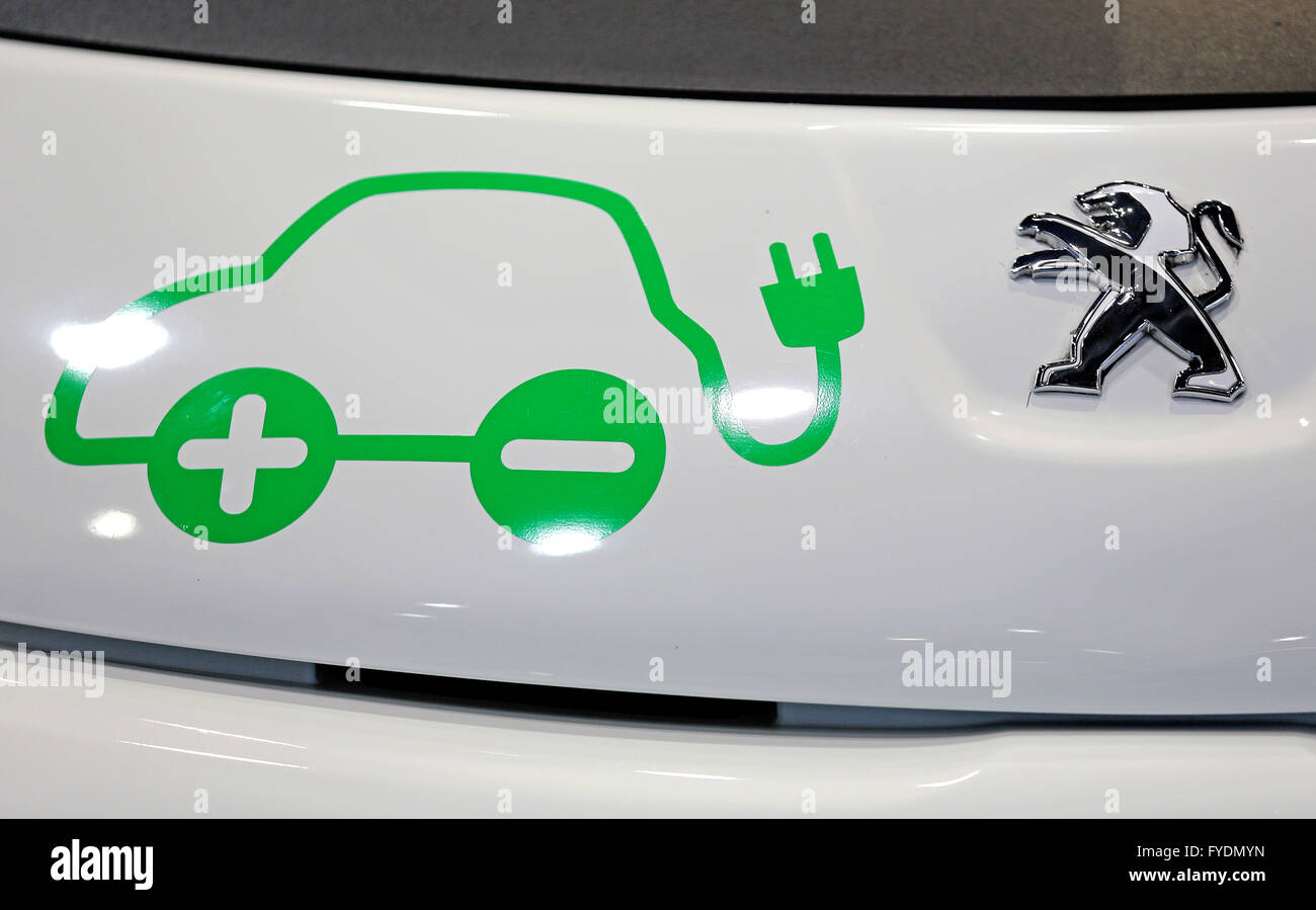 Una Peugeot iOn è caricato in una sala per esposizioni durante una conferenza per electromobility a Lipsia (Sassonia), Germania, 14 aprile 2016. Il veicolo di serie è alimentato da un motore elettrico con 49 hp e si suppone che alla guida di 150 chilometri con il caricamento della batteria. Foto: Jan Woitas/dpa Foto Stock
