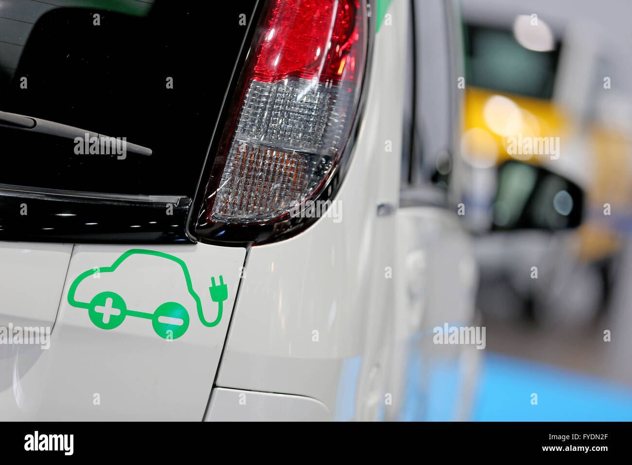 Una Peugeot iOn è caricato in una sala per esposizioni durante una conferenza per electromobility a Lipsia (Sassonia), Germania, 14 aprile 2016. Il veicolo di serie è alimentato da un motore elettrico con 49 hp e si suppone che alla guida di 150 chilometri con il caricamento della batteria. Foto: Jan Woitas/dpa Foto Stock