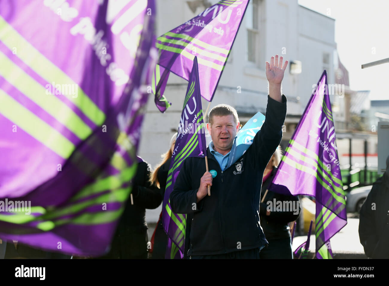 Brighton, Regno Unito. Il 26 aprile, 2016. Centinaia di manifestanti unire i medici in formazione e i membri di Unison al di fuori del Royal Sussex County Hospital di Brighton questa mattina la prima mattina dei medici in formazione tutti in sciopero per due giorni in Inghilterra Credito: Simon Dack/Alamy Live News Foto Stock