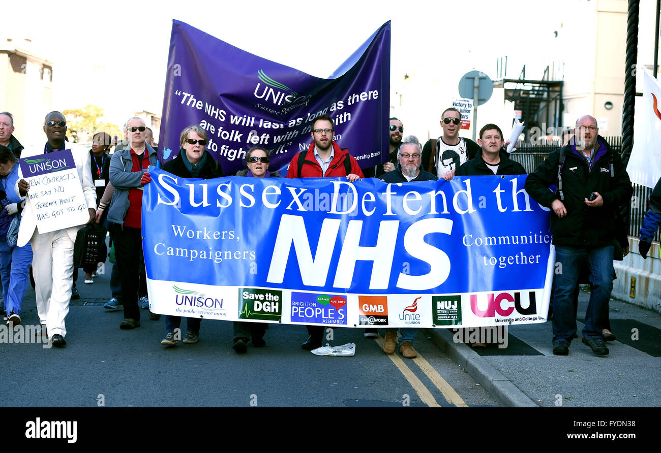 Brighton, Regno Unito. Il 26 aprile, 2016. Centinaia di manifestanti unire i medici in formazione e i membri di Unison al di fuori del Royal Sussex County Hospital di Brighton questa mattina la prima mattina dei medici in formazione tutti in sciopero per due giorni in Inghilterra Credito: Simon Dack/Alamy Live News Foto Stock