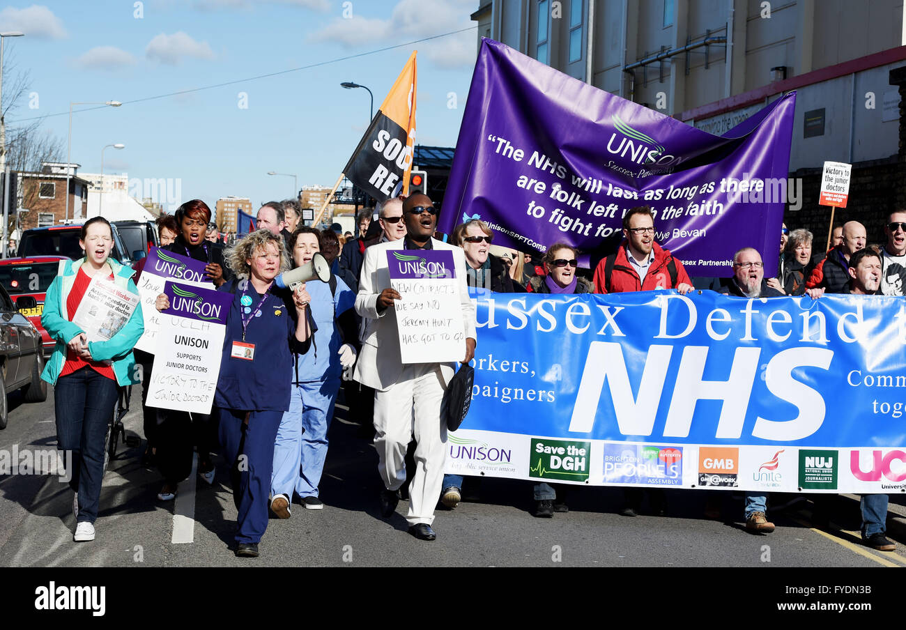 Brighton, Regno Unito. Il 26 aprile, 2016. Centinaia di manifestanti unire i medici in formazione e i membri di Unison al di fuori del Royal Sussex County Hospital di Brighton questa mattina la prima mattina dei medici in formazione tutti in sciopero per due giorni in Inghilterra Credito: Simon Dack/Alamy Live News Foto Stock