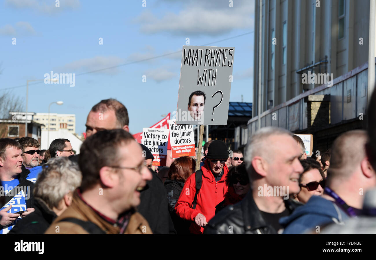 Brighton, Regno Unito. Il 26 aprile, 2016. Centinaia di manifestanti unire i medici in formazione e i membri di Unison al di fuori del Royal Sussex County Hospital di Brighton questa mattina la prima mattina dei medici in formazione tutti in sciopero per due giorni in Inghilterra Credito: Simon Dack/Alamy Live News Foto Stock