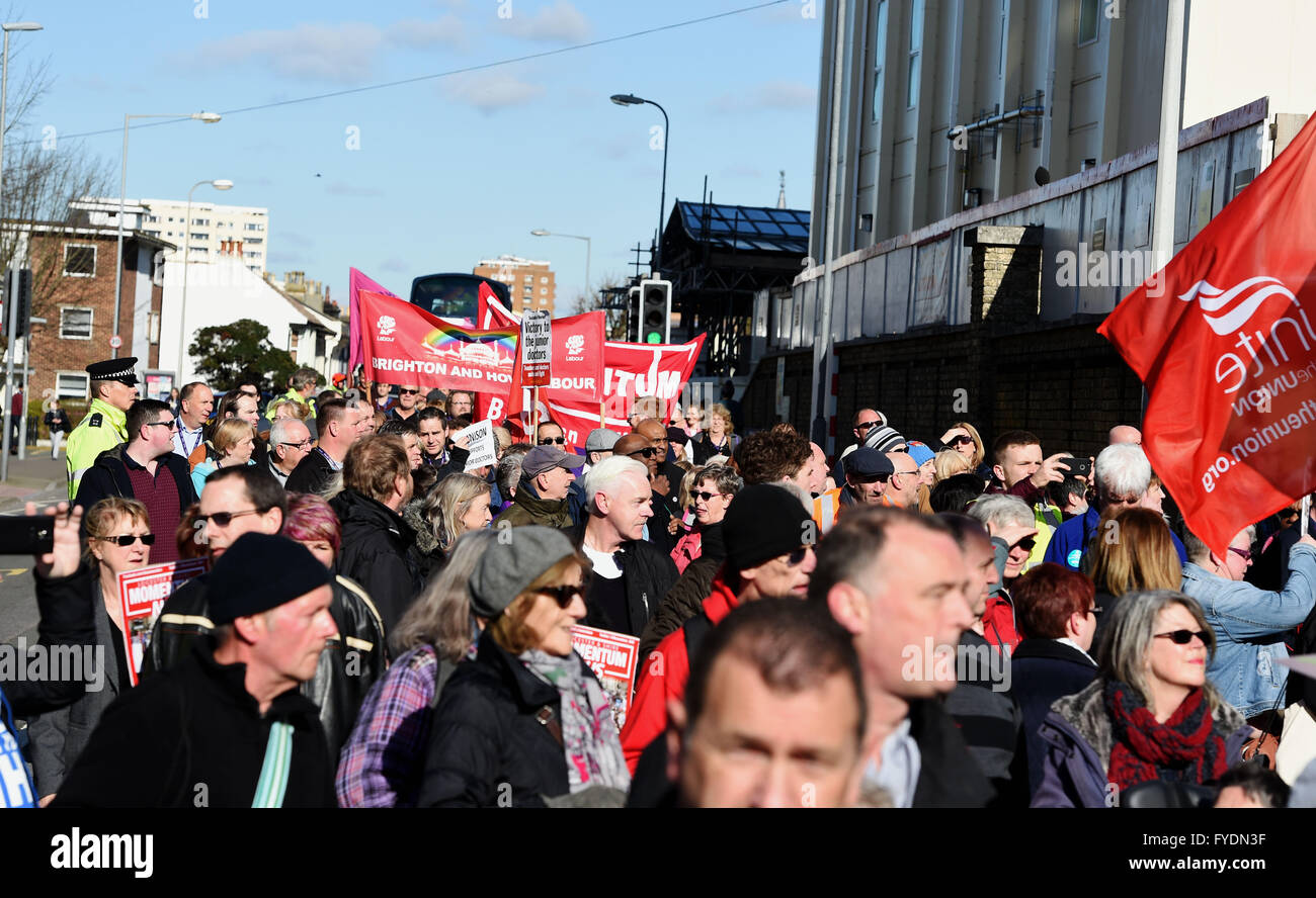 Brighton, Regno Unito. Il 26 aprile, 2016. Centinaia di manifestanti unire i medici in formazione e i membri di Unison al di fuori del Royal Sussex County Hospital di Brighton questa mattina la prima mattina dei medici in formazione tutti in sciopero per due giorni in Inghilterra Credito: Simon Dack/Alamy Live News Foto Stock
