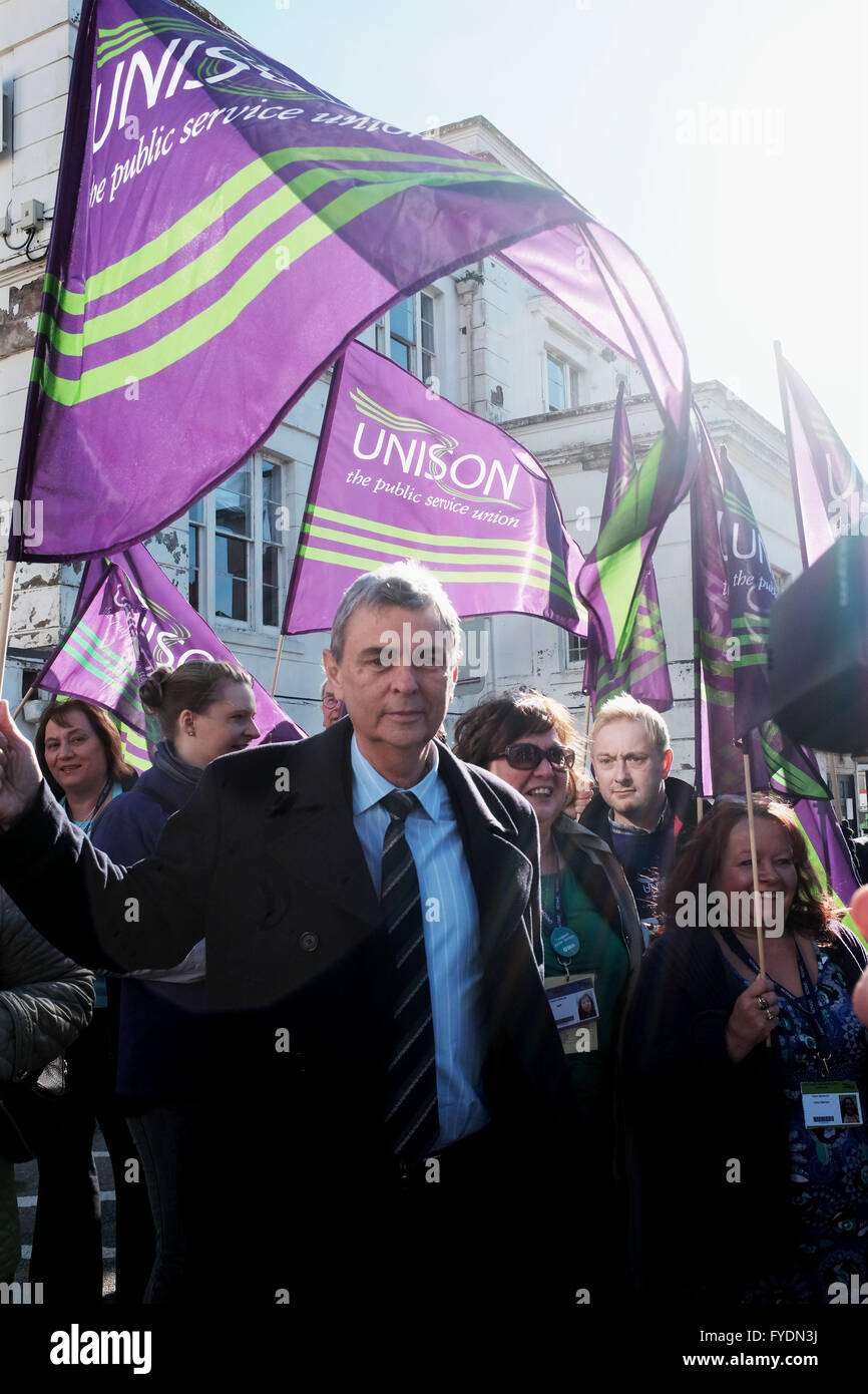 Brighton, Regno Unito. Il 26 aprile, 2016. Dave Prentis il Segretario generale di Unison unisce i dimostranti e i medici al di fuori della Royal Sussex County Hospital di Brighton questa mattina la prima mattina dei medici in formazione tutti in sciopero per due giorni in Inghilterra Credito: Simon Dack/Alamy Live News Foto Stock