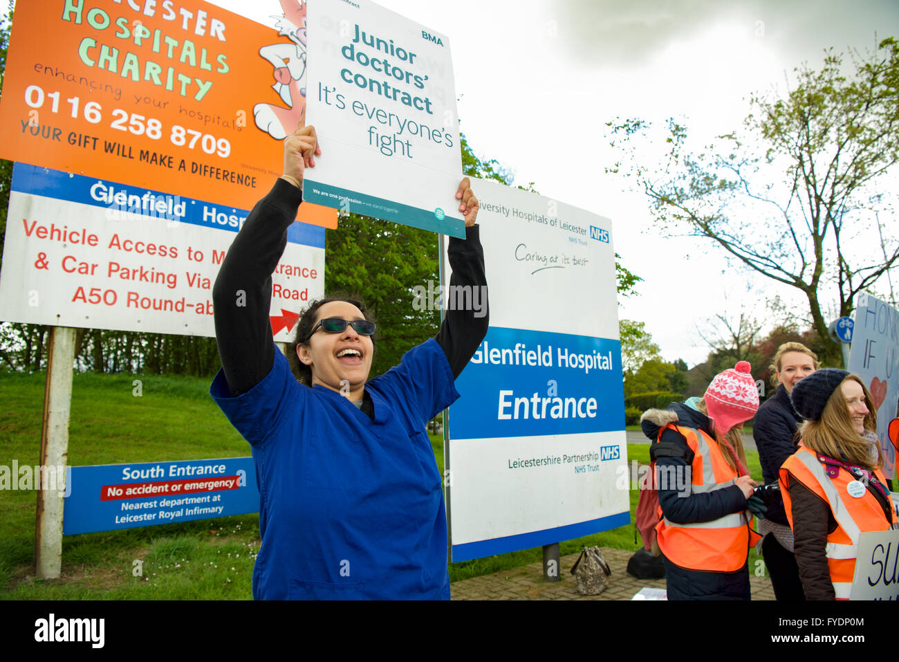 Leicester, Regno Unito. Il 26 aprile, 2016. NHS dottori in sciopero al di fuori dell'Ospedale di Glenfield, Leicester. Credito: robin palmer/Alamy Live News Foto Stock