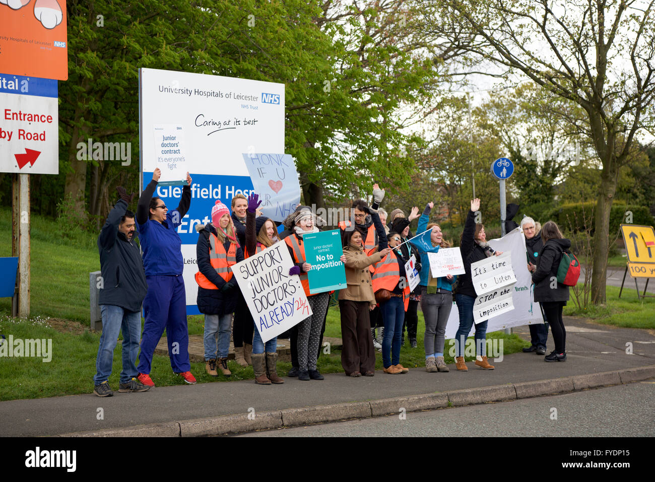 Leicester, Regno Unito. Il 26 aprile, 2016. NHS dottori in sciopero al di fuori dell'Ospedale di Glenfield, Leicester. Credito: robin palmer/Alamy Live News Foto Stock