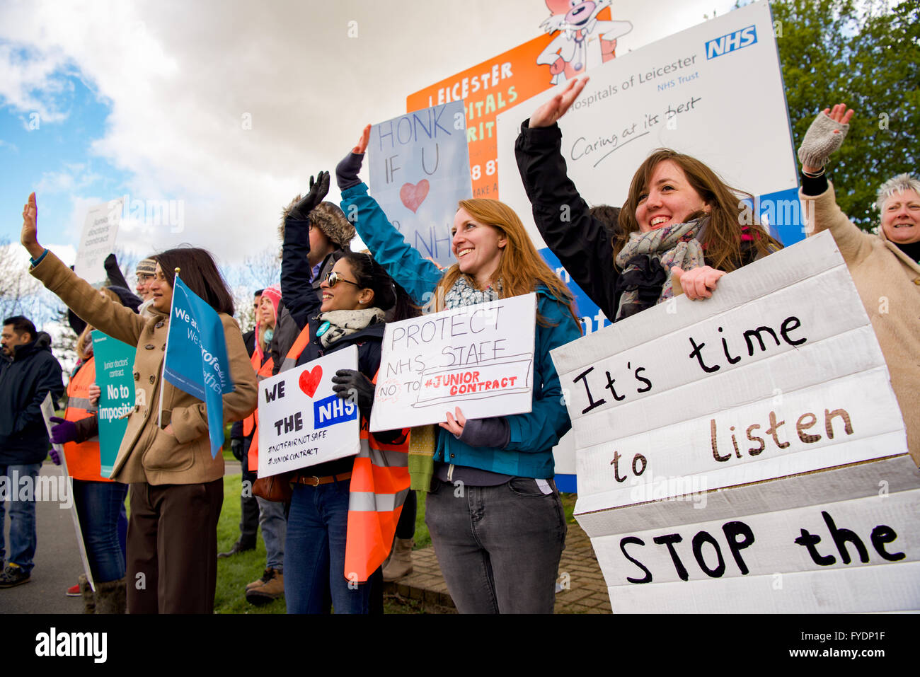 Leicester, Regno Unito. Il 26 aprile, 2016. NHS dottori in sciopero al di fuori dell'Ospedale di Glenfield, Leicester. Credito: robin palmer/Alamy Live News Foto Stock