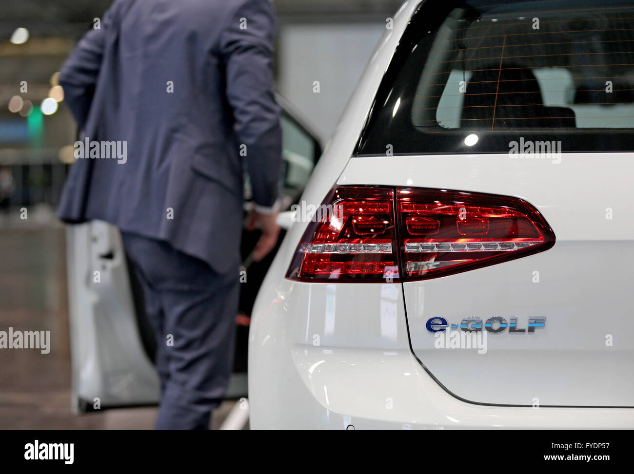 Una VW e-Golf in una sala per esposizioni durante una conferenza a Lipsia (Sassonia), Germania, 14 aprile 2016. Il veicolo di serie è azionata da un motore elettrico e si suppone che alla guida di 145 chilometri. Foto: Jan Woitas/dpa Foto Stock