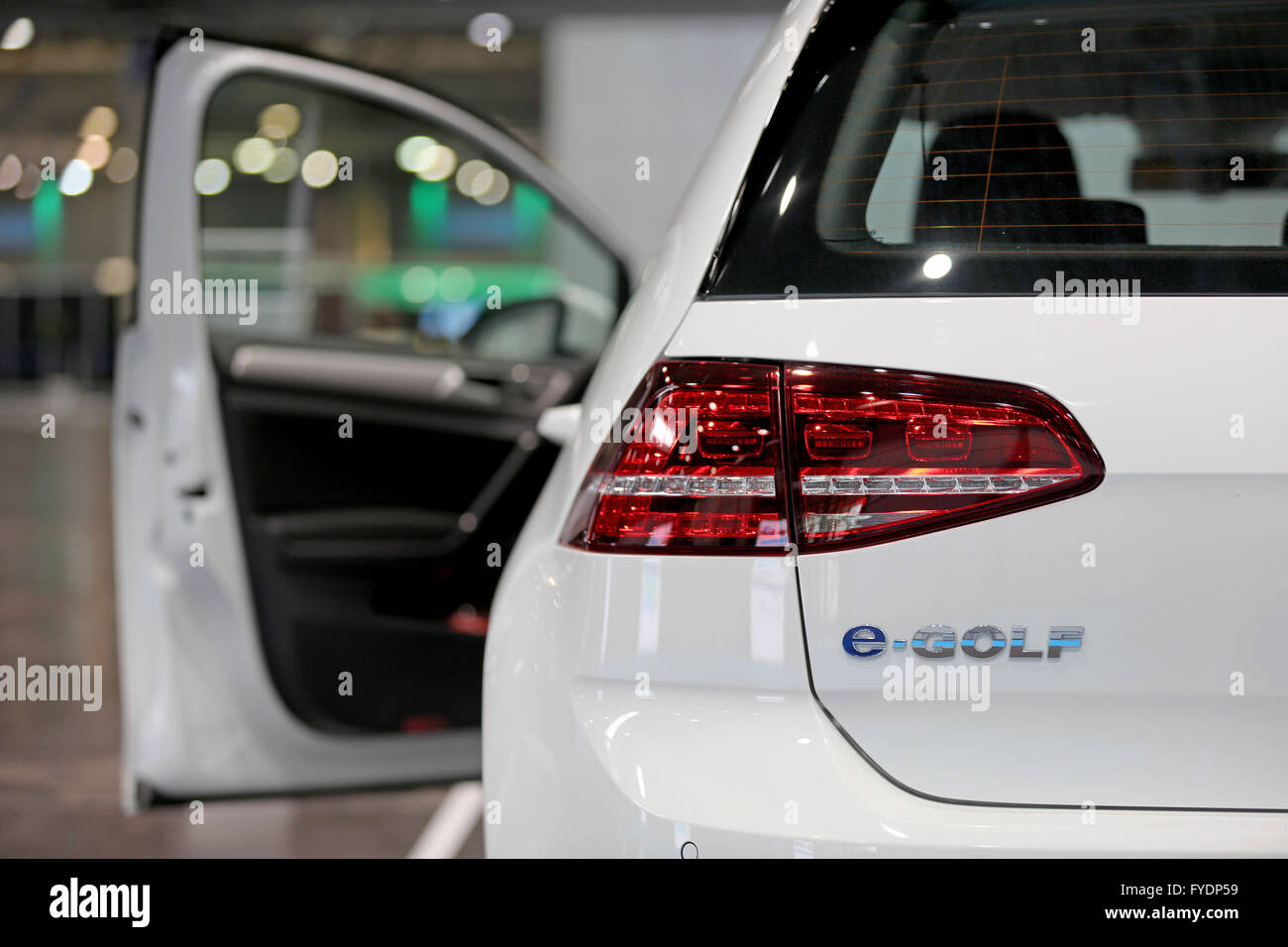 Una VW e-Golf in una sala per esposizioni durante una conferenza a Lipsia (Sassonia), Germania, 14 aprile 2016. Il veicolo di serie è azionata da un motore elettrico e si suppone che alla guida di 145 chilometri. Foto: Jan Woitas/dpa Foto Stock
